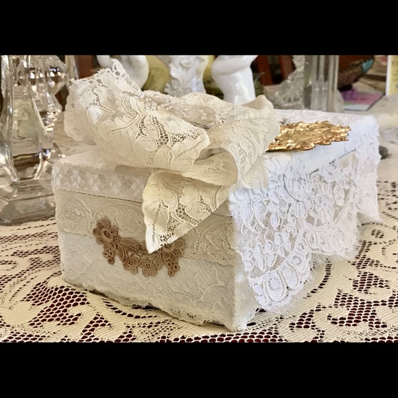 Vintage Lane Cedar Bride’s Hope Chest, Vintage Lace, Jewelry, Linens, Cameo NWT - Picture 5 of 14
